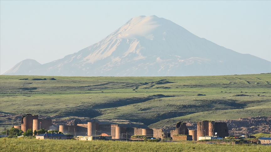 İhtişamlı Ağrı (Ararat-‘Akunq’ web sayfası) Dağı ile antik kent aynı karede