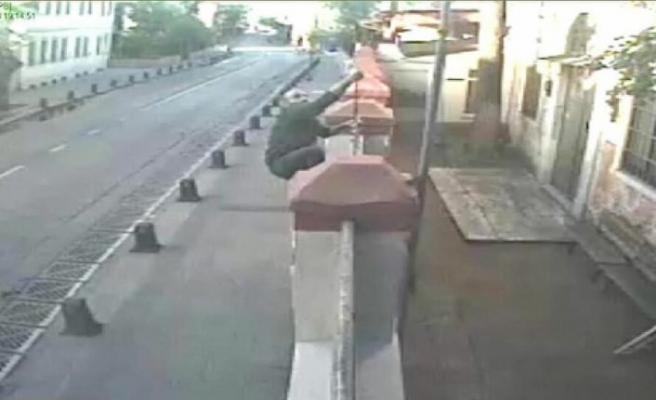 İstanbul’daki kilise haçını söken şüpheliye 5 yıl 4 aya kadar hapis istemi