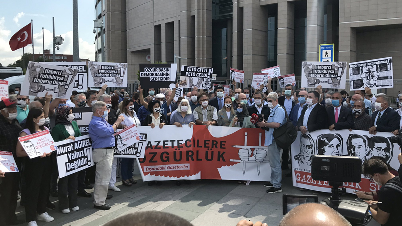 Gazetecilerin yargılandığı dava öncesi basın açıklaması