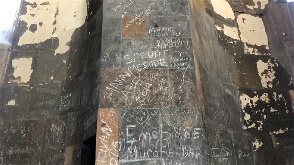 Ani’de tarihi yapıtların duvarları aşk ilan alanı oldu