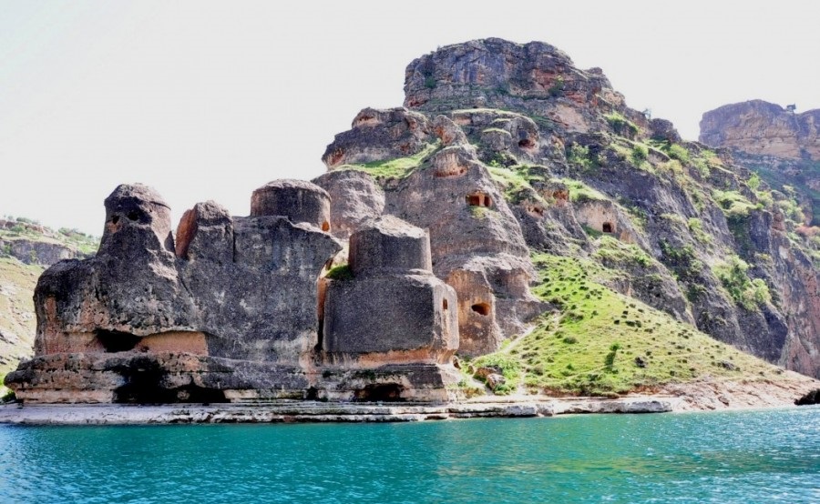 Tarihi kale çöplük oldu