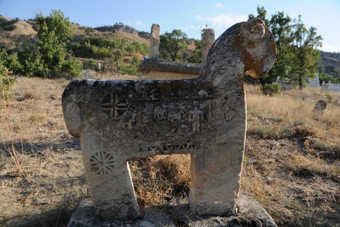 Koçbaşı ve taş işlemeli mezarlar, defineci ve kaçakçıların talanına uğradı