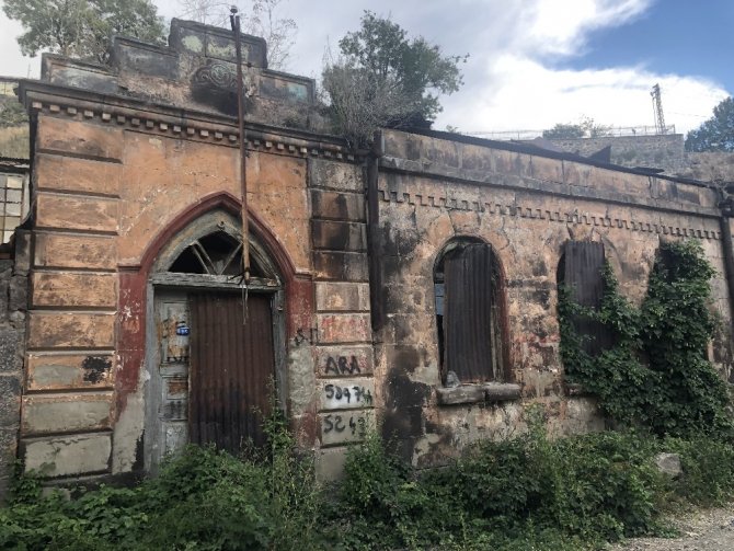 Kars’ta tarihi evler tek tek yok oluyor