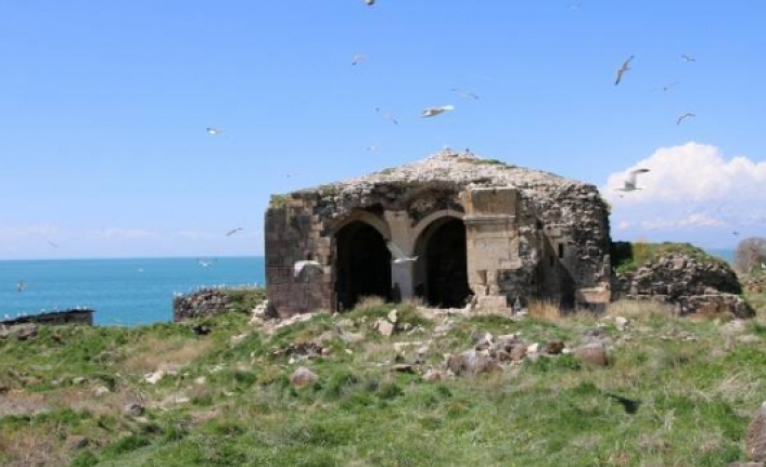 Van Gölü’nün en büyük adası Adır (Lim-‘Akunq’ web sitesi) Adası’nın, turizme kazandırılması bekleniyor