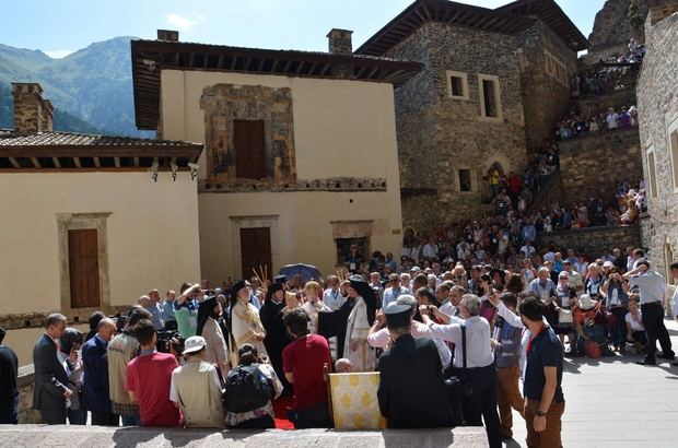 Sümela Manastırı’nda 5 yıl aradan sonra ilk ayin 15 Ağustos’ta gerçekleştirilecek Ortodoks Hristiyanlarca bu yıl 15 Ağustos tarihinde 7.’si planlanan ayine tarihi manastırdaki restorasyon çalışmaları nedeniyle 5 yıldır izin verilmiyordu Ayine Fener Rum Patriği Bartholomeos katılmayacak