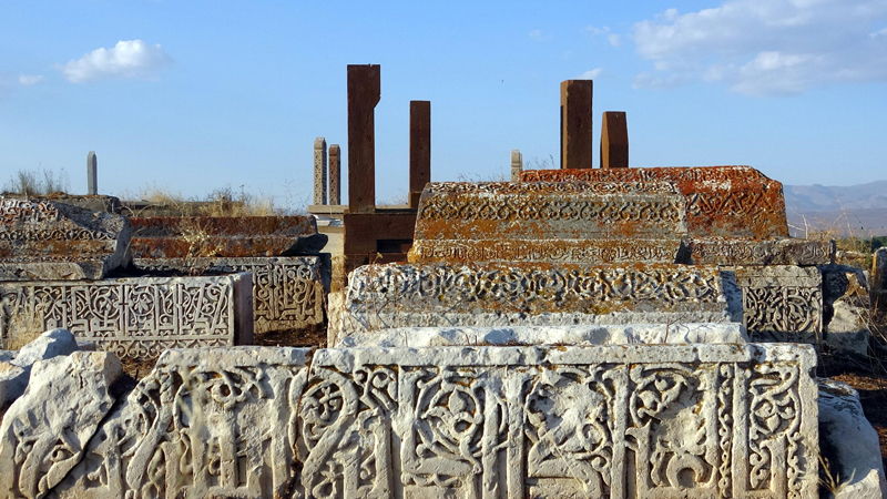 Define aramak için 5 bin yıllık tarihi mezarları talan ettiler!