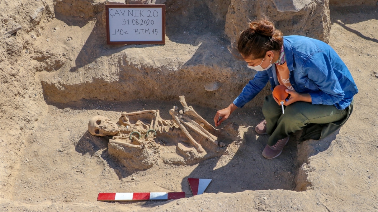 Van’da takılarıyla gömülmüş Urartulu kadın mezarı ortaya çıkarıldı