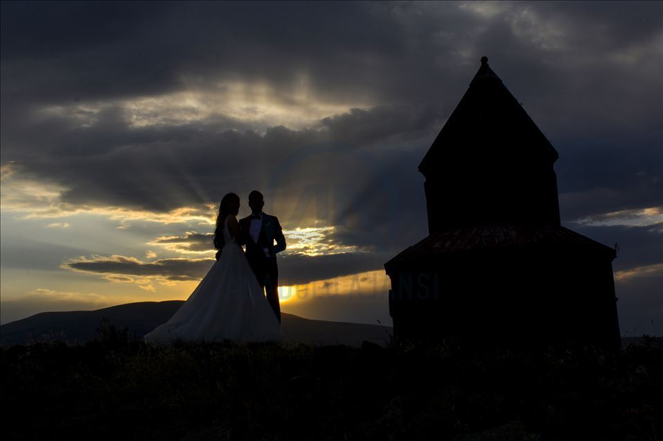 Medeniyetler beşiği Ani’de batımı güzel görüntüler oluşturdu