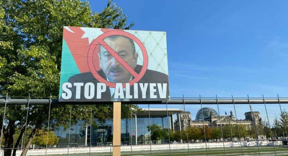 Merkel ofisinin yanında protesto eylemi: “Aliyev’i ve Erdoğan’ı durdurun!”