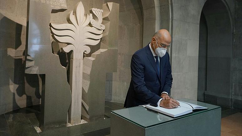 Yunanistan Dışişleri Bakanı Dendias, Erivan’da ‘Ermeni Soykırımı Anıtı’nı ziyaret etti