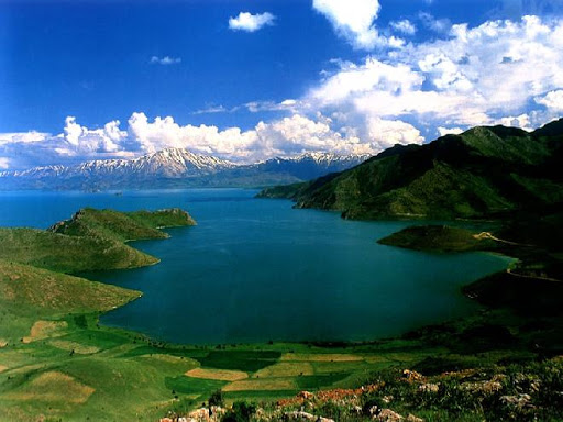 Van Gölü çekilince Urartular dönemine ait liman kalıntıları ortaya çıktı