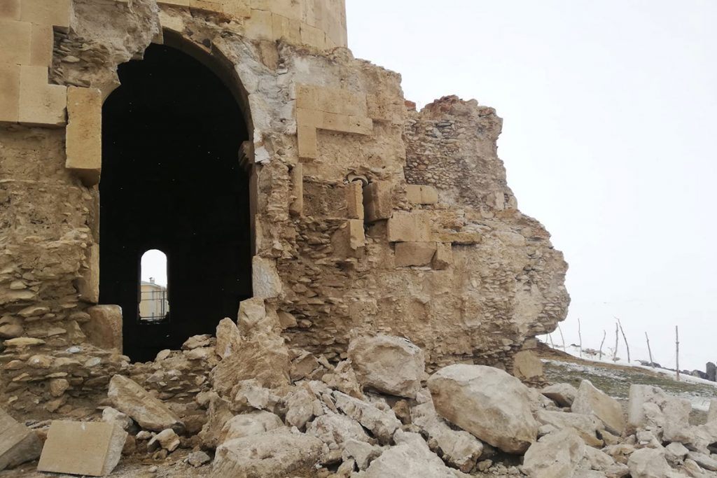 Depremde zarar gören Ermeni kilisesi onarılmıyor