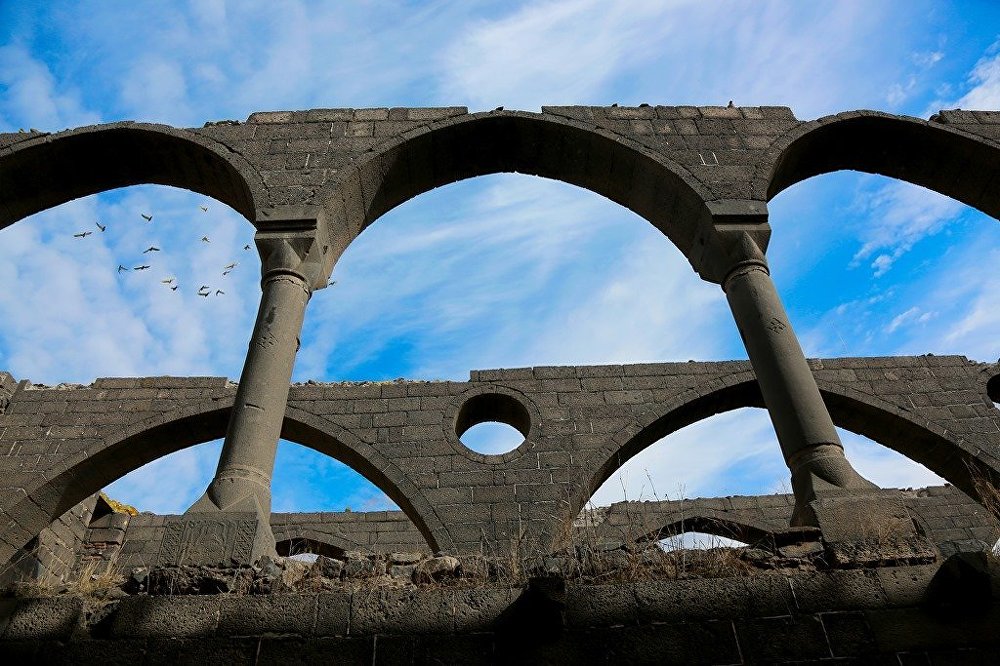 Tarihi kilise definecilerin insafına bırakıldı: Büyük tahribat fotoğraflara yansıdı