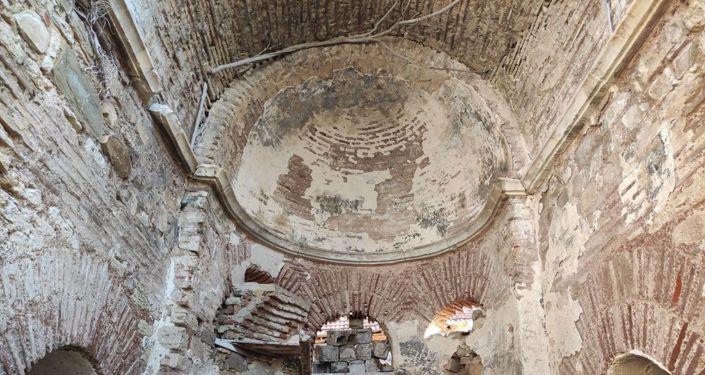 Defineciler 900 yıllık tarihi kiliseyi tahrip etti