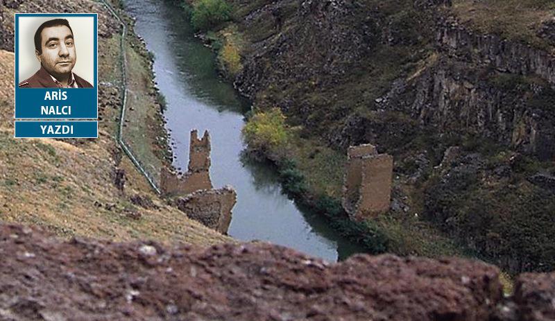 Ani köprüsüne doğru gözlükle bakmak