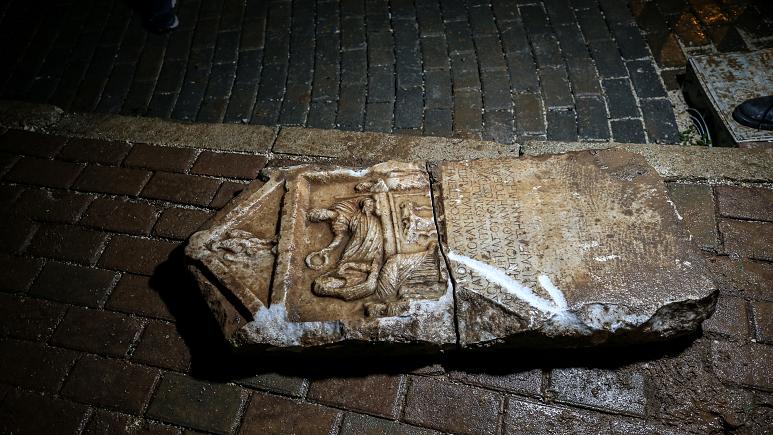 Bursa’da moloz yığınları arasında 2 bin yıllık tarihi eser bulundu