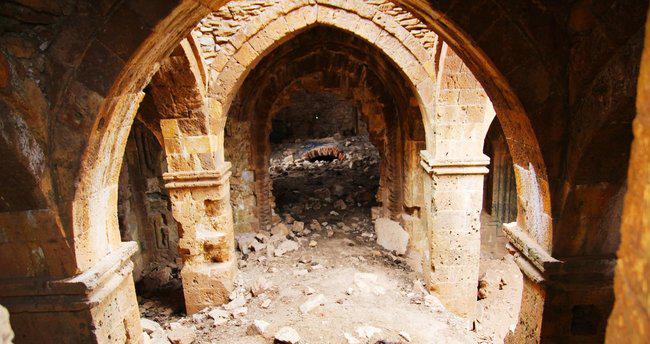 Tarihi manastır definecilerin hedefi oldu