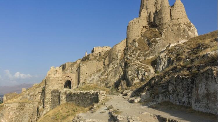 ‘Restorasyon’ yıkımı bitmiyor: Van Kalesi risk altında