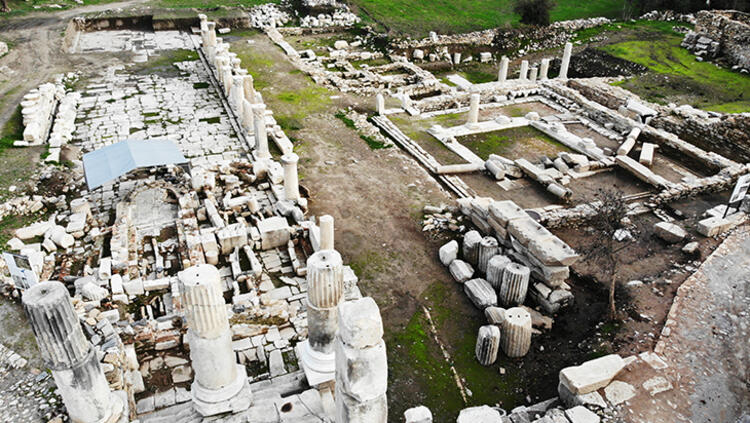 ‘Gladyatörler kenti’nin 1550 yıllık kilise tabanı özenle işleniyor