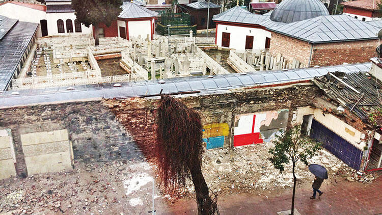 Harabe yapılar yıkıldı