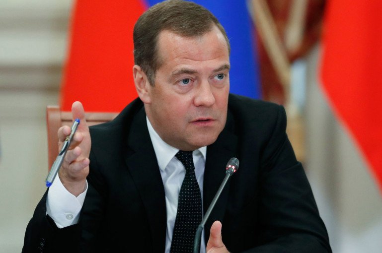 Medvedev: Karabağ’ın statüsüne karar vermek için erken