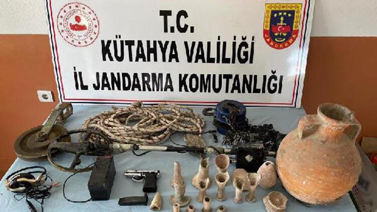 Evlerinin bahçesinde define arayan 2 şüpheli yakalandı