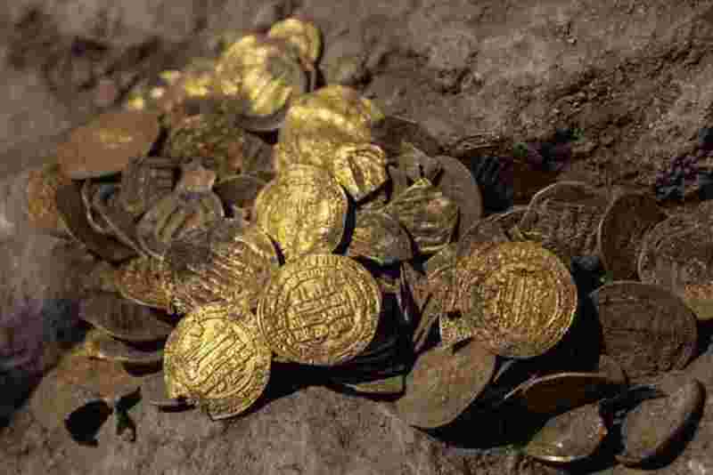 Şanlıurfa’da (Urfa, Yedesia-‘Akunq’ web sitesi) 110 altın sikke ele geçirildi