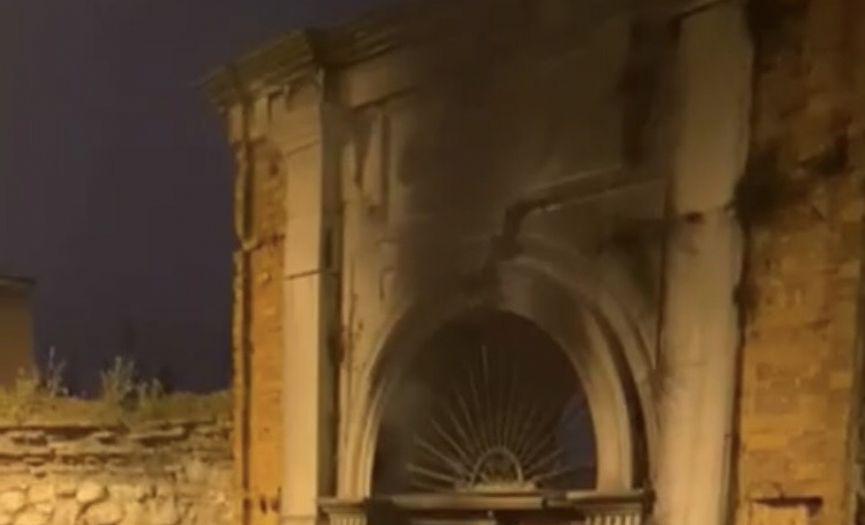 Metruk halde bulunan sinagogun kapısı yakılmaya çalışıldı