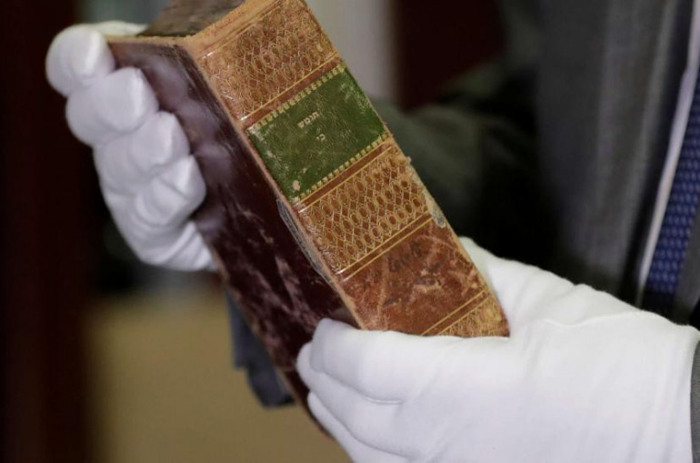 Samsun’da altın işlemeli 2500 yıllık Tevrat ele geçirildi