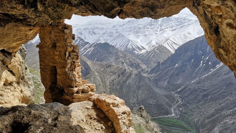 76 yaşında, kızıyla 1500 metredeki tarihi kiliseye yürüdü