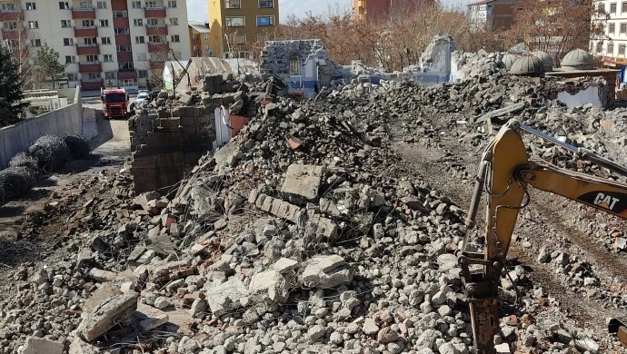 Kilise taşları ile inşa edilen camiyi yıktılar