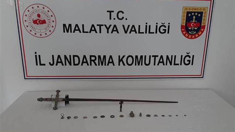 Malatya’da tarihi eser olduğu değerlendirilen kılıç, sikke, heykel ve mühür ele geçirildi