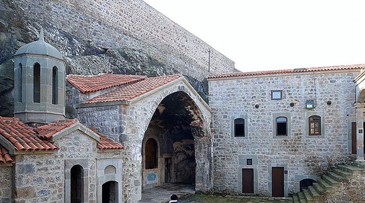 Manastır tekke oluyor