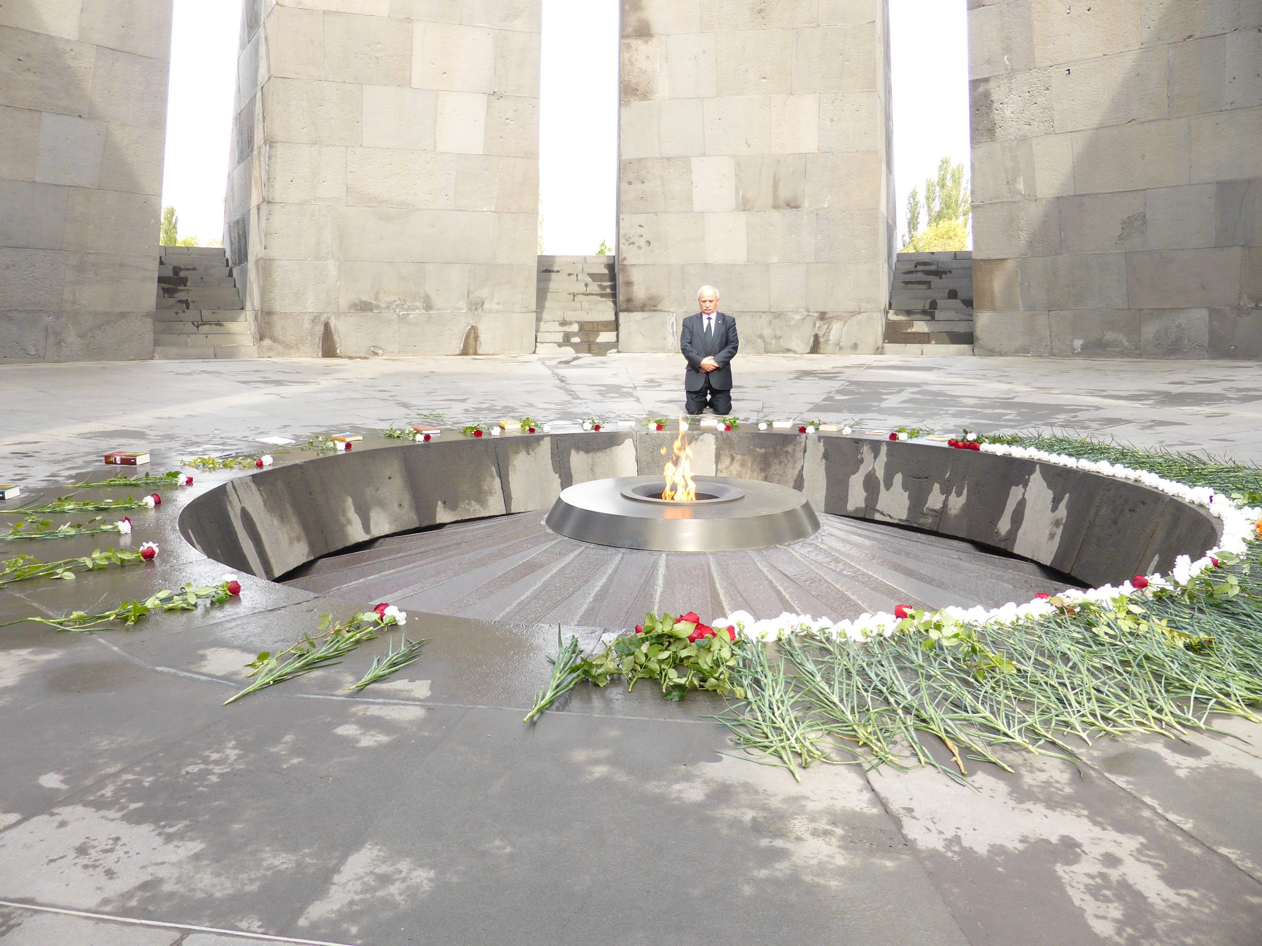 Yerevan Ermeni Soykırım Anıtı’nı ziyaret. Ermeni Kardeşlerim sizin acılarınız benim de acılarımdır!