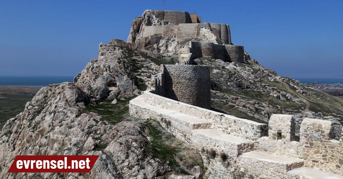 Definecilerin hedefindeki Van Kalesi kaderine terk edildi