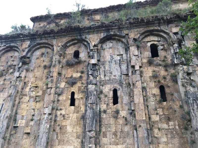 Definecilerin kaçak kazısında talan edildi! Yıkılma riski ile karşı karşı