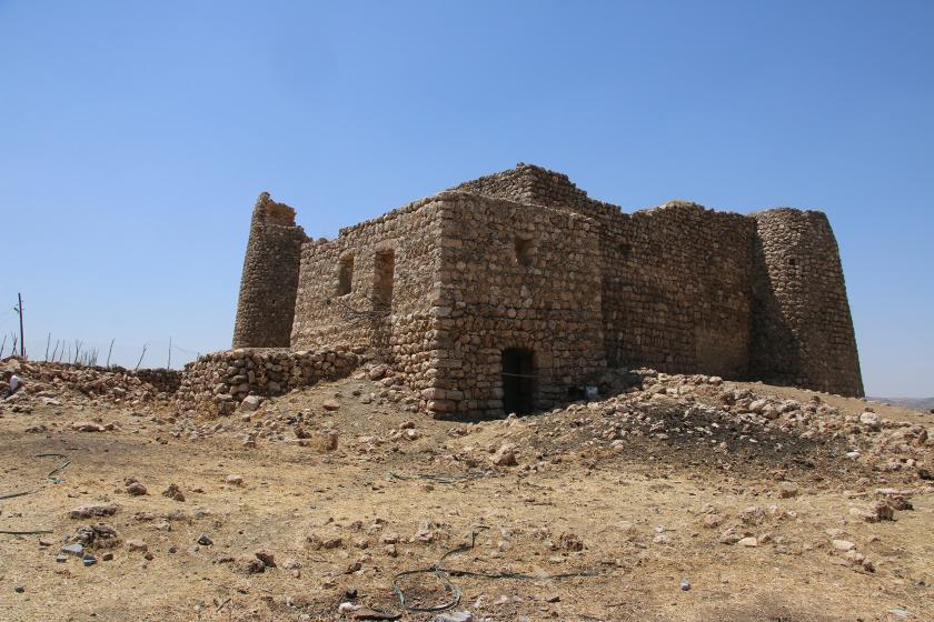 Tarihi Mor Aday Kilisesi’ni ahıra çevirdiler