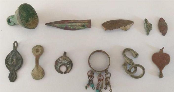 İzmir’in Torbalı ilçesinde durdurulan bir araçta 732 tarihi eser bulundu