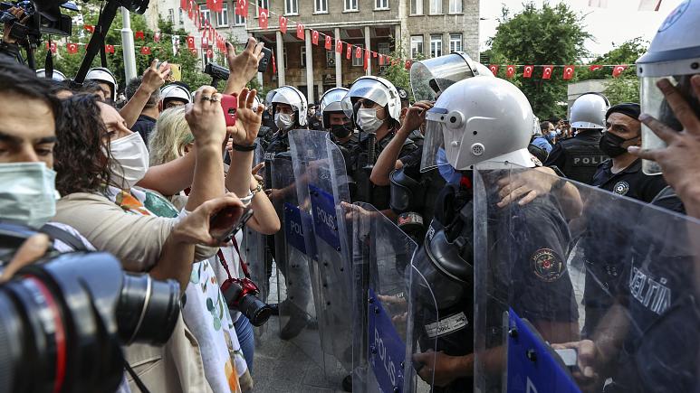 İzmir HDP il binasına saldırı: ‘İçişleri Bakanı bu olayı önlemekle mükellef güçtür, istifa etmeli’