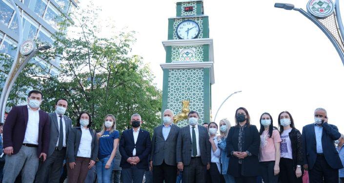 ‘Rumların çan kulesinden esinlenilmiş’ denilerek yıkılan saat kulesinin yenisi açıldı