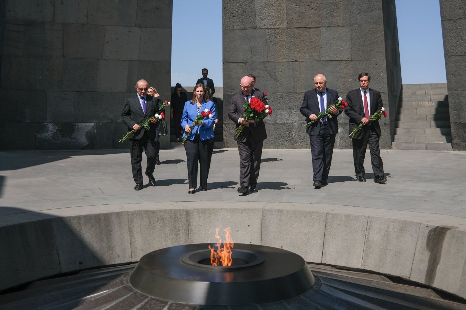 ABD Dışişleri Bakanlığı’nın temsilcisi Ermeni Soykırımı Anıt Kompleksi’ni ziyaret etti