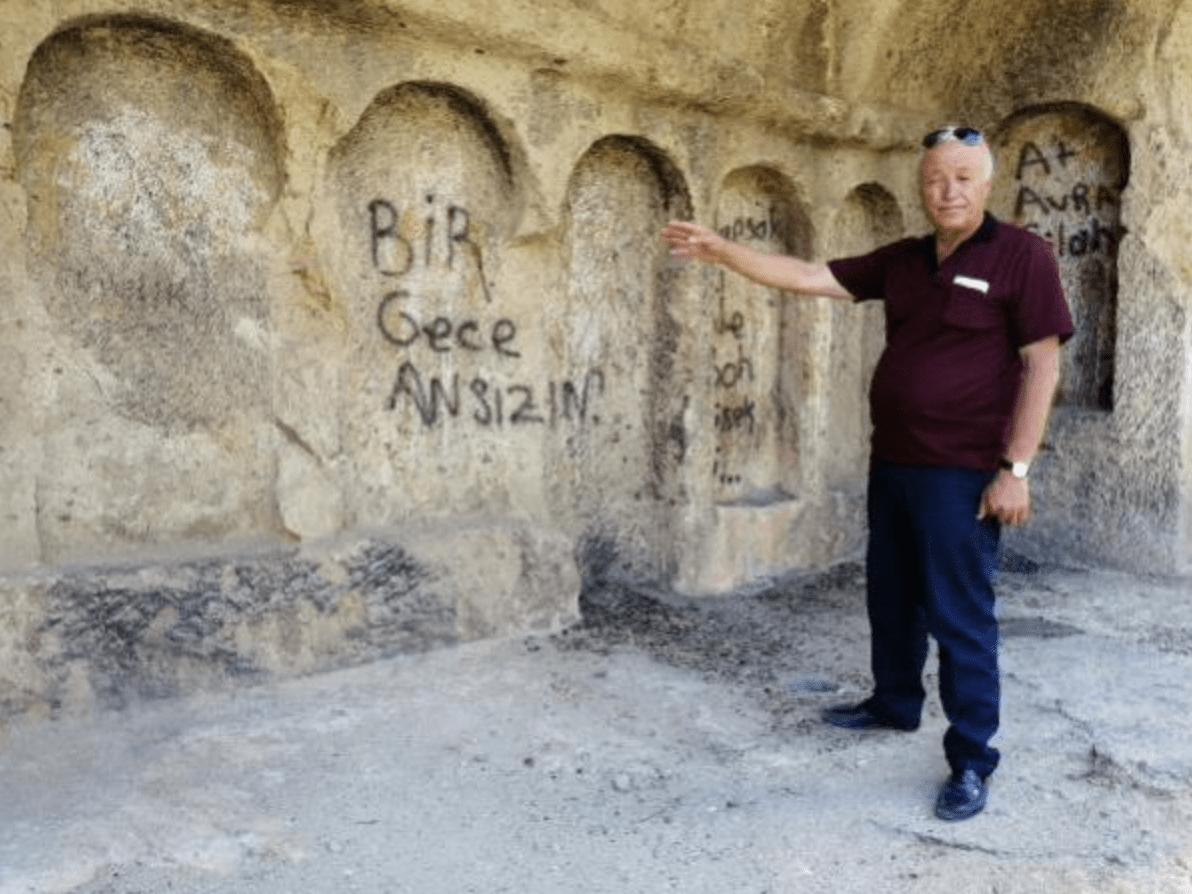 Bizans dönemine ait manastır sprey boya ile tahrip edildi