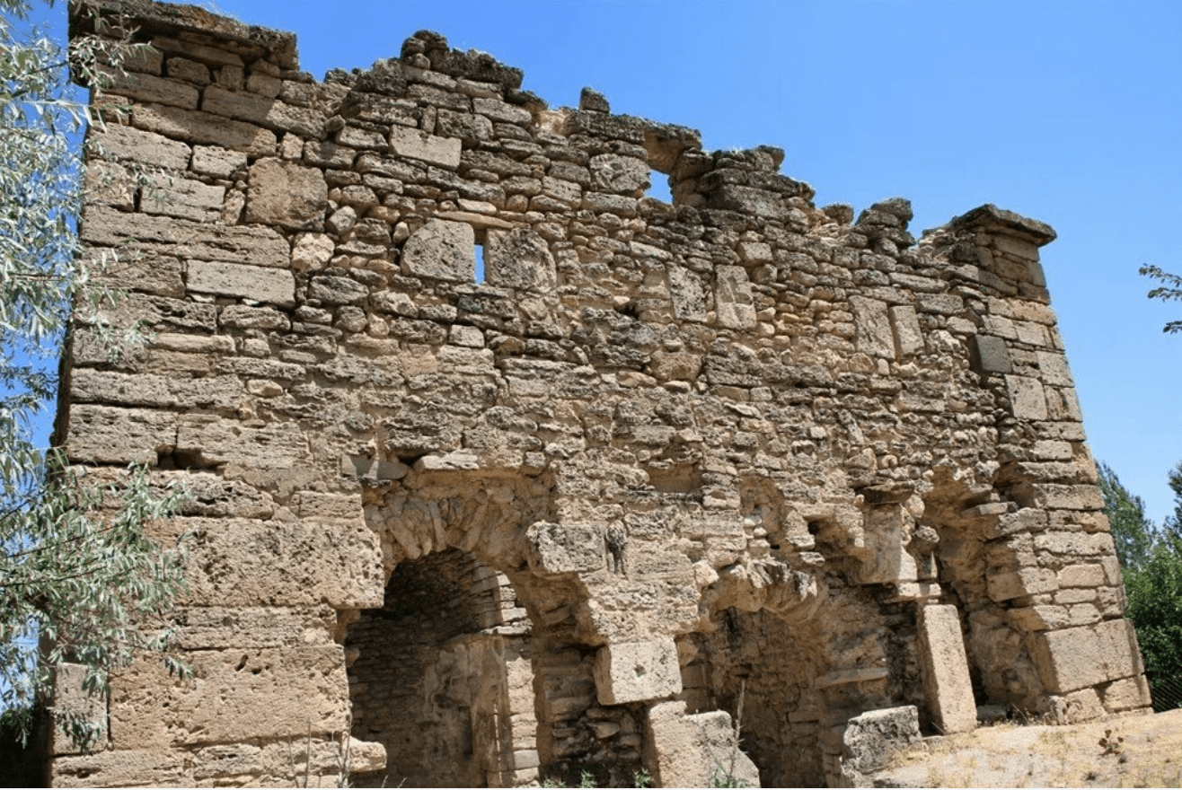 Ekinözü Köyü 6 tescilli yapı ile dikkat çekiyor