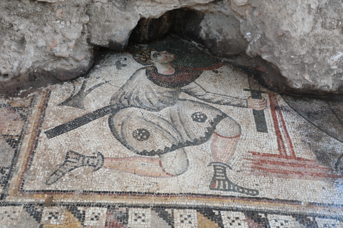 Gaziantep’te evin bahçesinde bulunan mozaikler müzeye taşınıyor