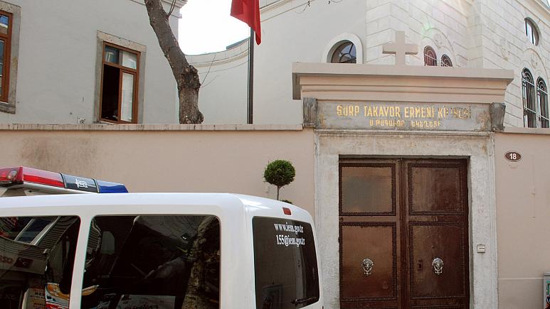 Kadıköy’deki kilise duvarında dans etmekten gözaltına alınan 3 kişi serbest bırakıldı