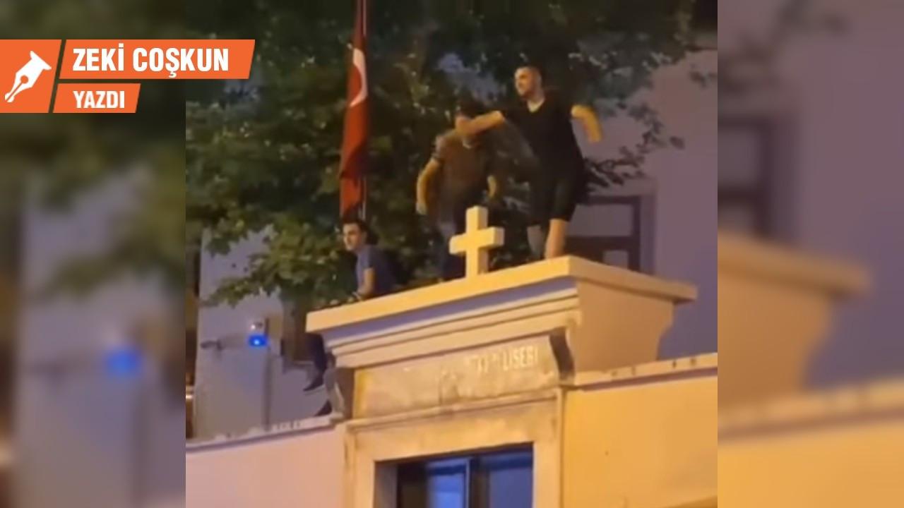 Kadıköy’de kilise duvarında kim, niye tepiniyor?