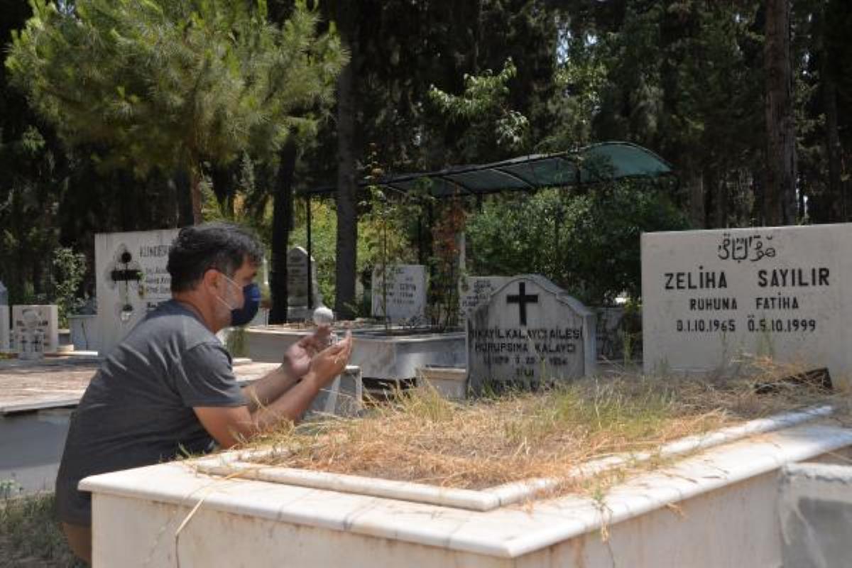 Katolik Lider, üç semavi dinden vatandaşların defnedildiği mesazrlıkta bayramlaştı