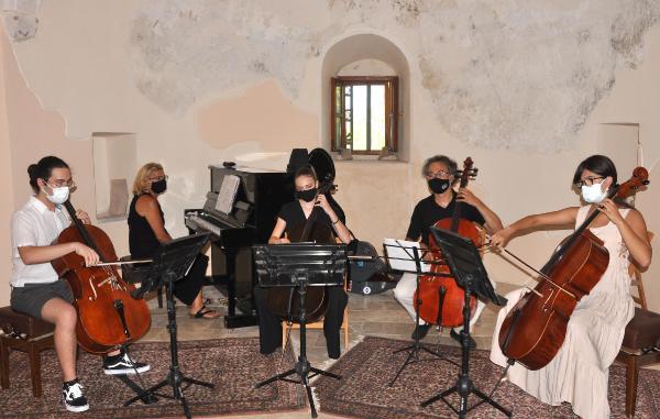 Tarihi kilisede çello konseri