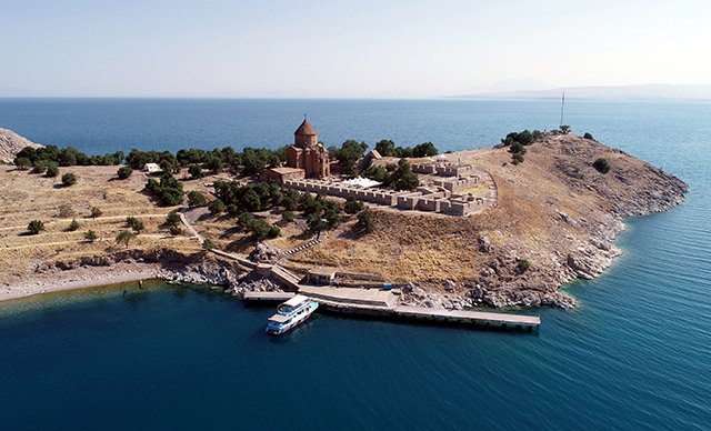 Akdamar (Ahtamar-“Akunq” web sitesi) Adası’ndaki ayine bu yıl da sınırlı sayıda kişi katılacak