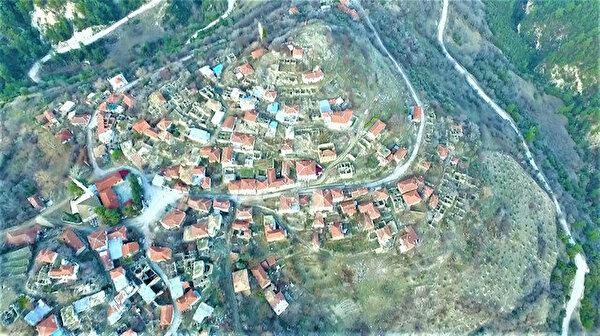 Antik kentin üzerinde yaşıyorlar